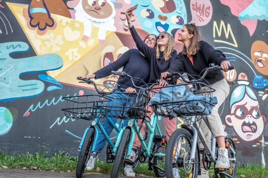 Ghent: Private Guided Bike Tour - Castle of the Counts, how the guide makes it click