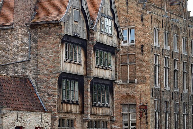 Guided Bruges Tour Canal Cruise with chocolate and Burger - Timing and group size: why 20 travelers is a good ceiling