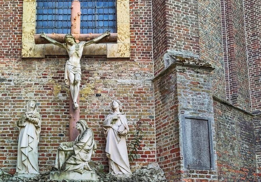 Historical Bruges: Jerusalem Chapel and Univ. of Commerce - Where widowed women lived: the almshouses story
