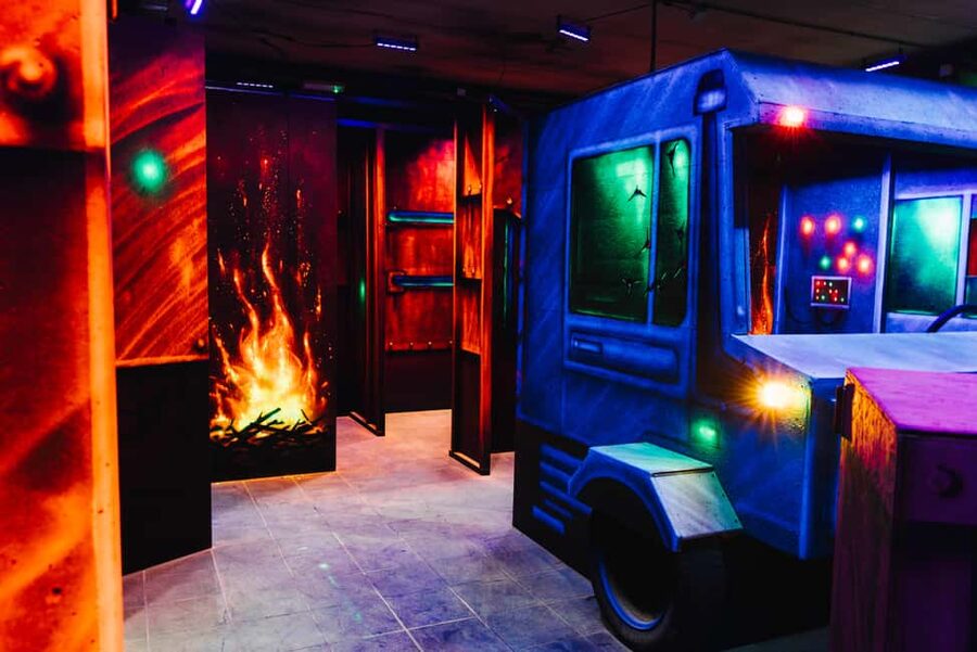 Kortrijk: Ultimate Laser Tag Experience – 3 Games + Drink - LASER3000 in Kortrijk: your 400 m² space arena setup