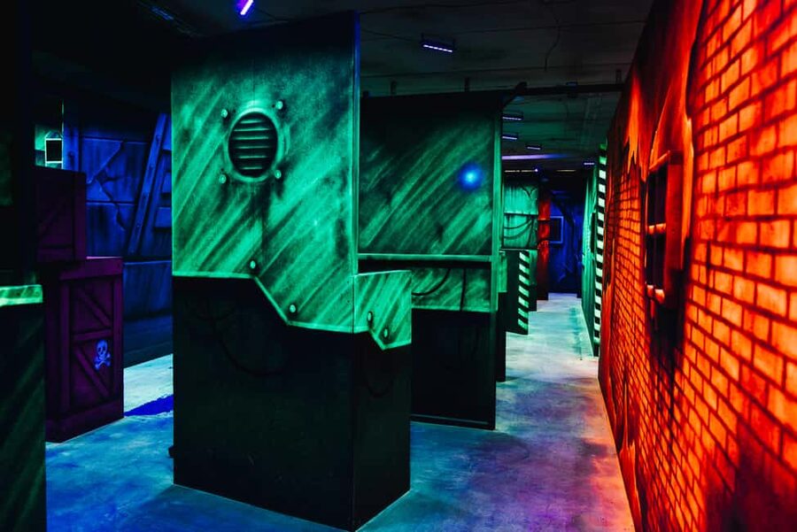 Kortrijk: Ultimate Laser Tag Experience – 3 Games + Drink - Finding the entrance near the cinema and parking