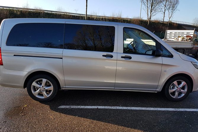 Luxury Minivan from Brussels airport to the city of Antwerp - Meeting the driver at Brussels Zaventem: CAFE JAVA and a name sign