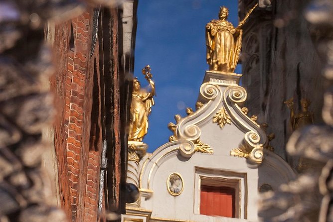 Private Bruges Historical Walking Tour with Chocolate Treat - Dijver, Gruuthusemuseum, and Onze-Lieve-Vrouwekerk: A Walk Through Layers