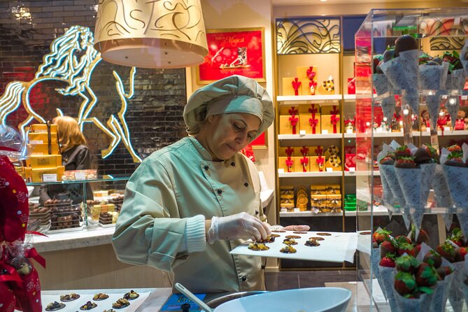 Private Bruges’ Iconic Sites and Chocolate Tasting Tour - Onze-Lieve-Vrouwekerk to Rozenhoedkaai, the canal photo run