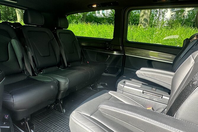 PRIVATE MPV TRANSFER FROM/TO BRUSSELS AIRPORT (Max 6 pax) ONE-WAY - How pickup actually works in the Arrivals Hall