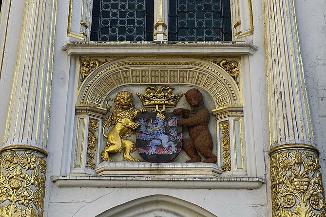 Secrets of Bruges: Walking Tour With a Chocolate and Waffle Bite - The chocolate and waffle bite: small food break, big payoff