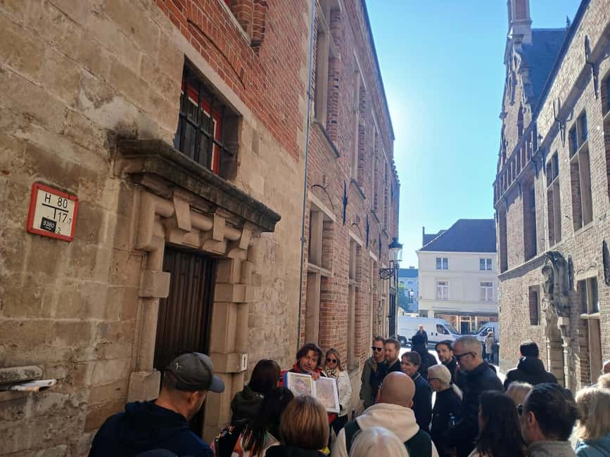 ✨Small-Group Tour of Bruges with a local + Praline/ -3€ boat - Starting at the Belfry: how Bruges got its money, fast