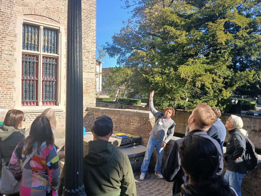 ✨Small-Group Tour of Bruges with a local + Praline/ -3€ boat - Belfry Tower to Burg Square: symbols you can literally point at