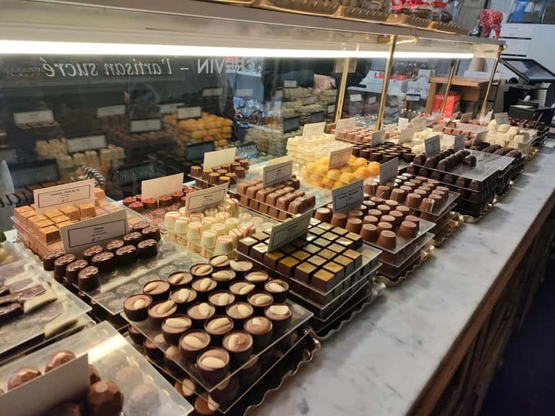 Thé best chocolate in Bruges! Private tour! - Rozenhoedkaai and the first tasting break: a view with a sugar payoff
