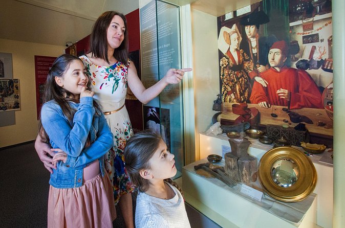 Ticket to Diamond Museum in Bruges - The daily polishing demonstration, the moment most people remember