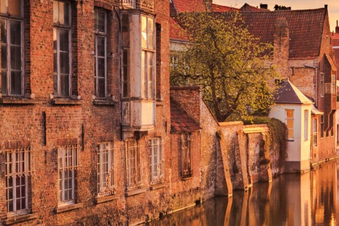Unknown Bruges: A Self-Guided Audio Tour to the Heart of the Medieval Metropole - Golden-Hand Canal legend, Café Vlissinghe, and neighborhood atmosphere